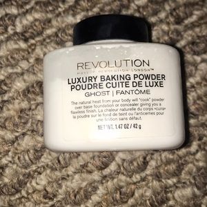 Makeup Revolution Baking Powder in color Ghost